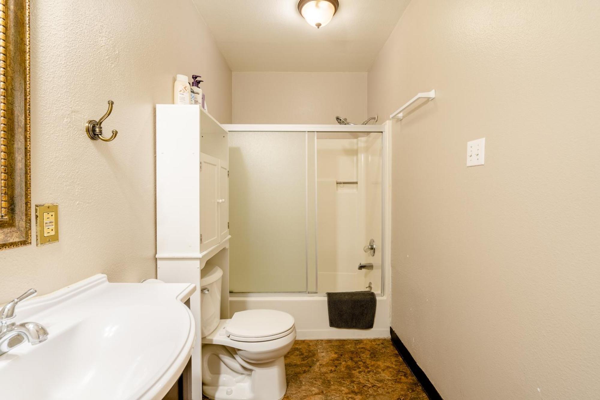 Collection - Spacious & Hip 1br With Access To Ne Apartment *